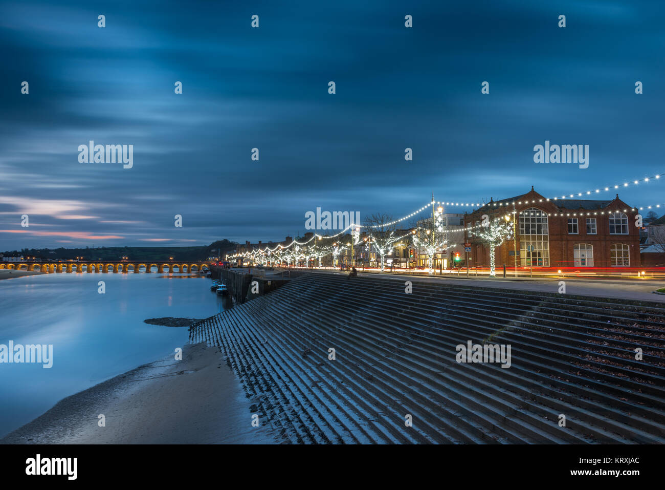Bideford, Devon, Regno Unito. Xxi Dec, 2017. Le luci di Natale si accendono la banchina a Bideford come il sole tramonta dopo una lieve ma nuvoloso giorno nel North Devon. Credito: Terry Mathews/Alamy Live News Foto Stock