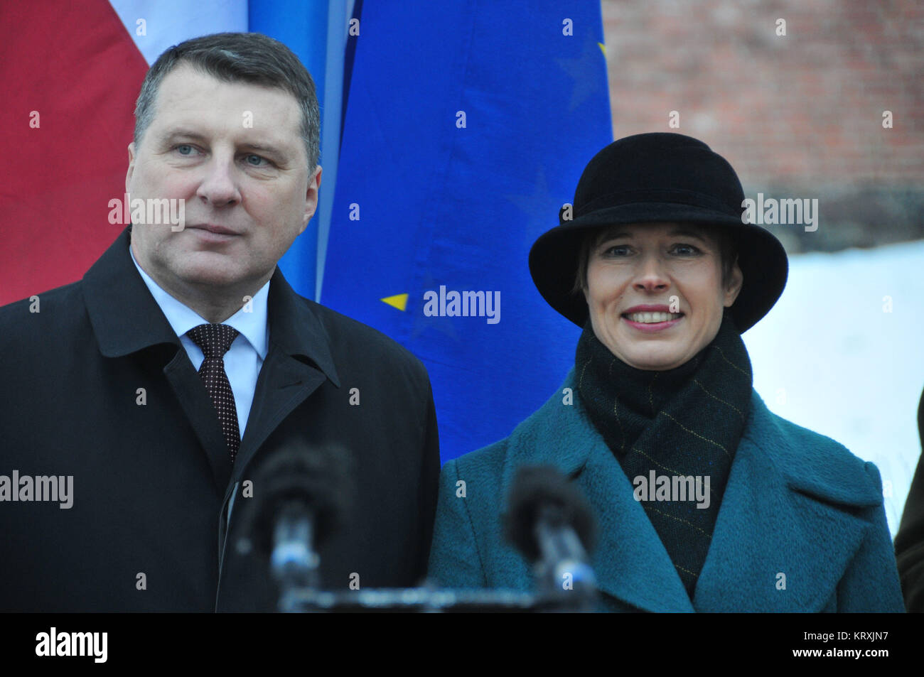(171221) -- VALKA/VALGA, 21 dicembre 2017 (Xinhua) -- Presidente lettone Raimonds Vejonis (L) e Presidente estone Kersti KALJULAID assistere alla cerimonia di celebrazione ad un ex di frontiera tra Valka in Lettonia e Valga in Estonia, il 21 dicembre 2017. I presidenti dei vicini baltici in Lettonia e in Estonia si è riunito giovedì per contrassegnare i loro paesi" primo decennio nell' area di Schengen. (Xinhua/Janis) Foto Stock