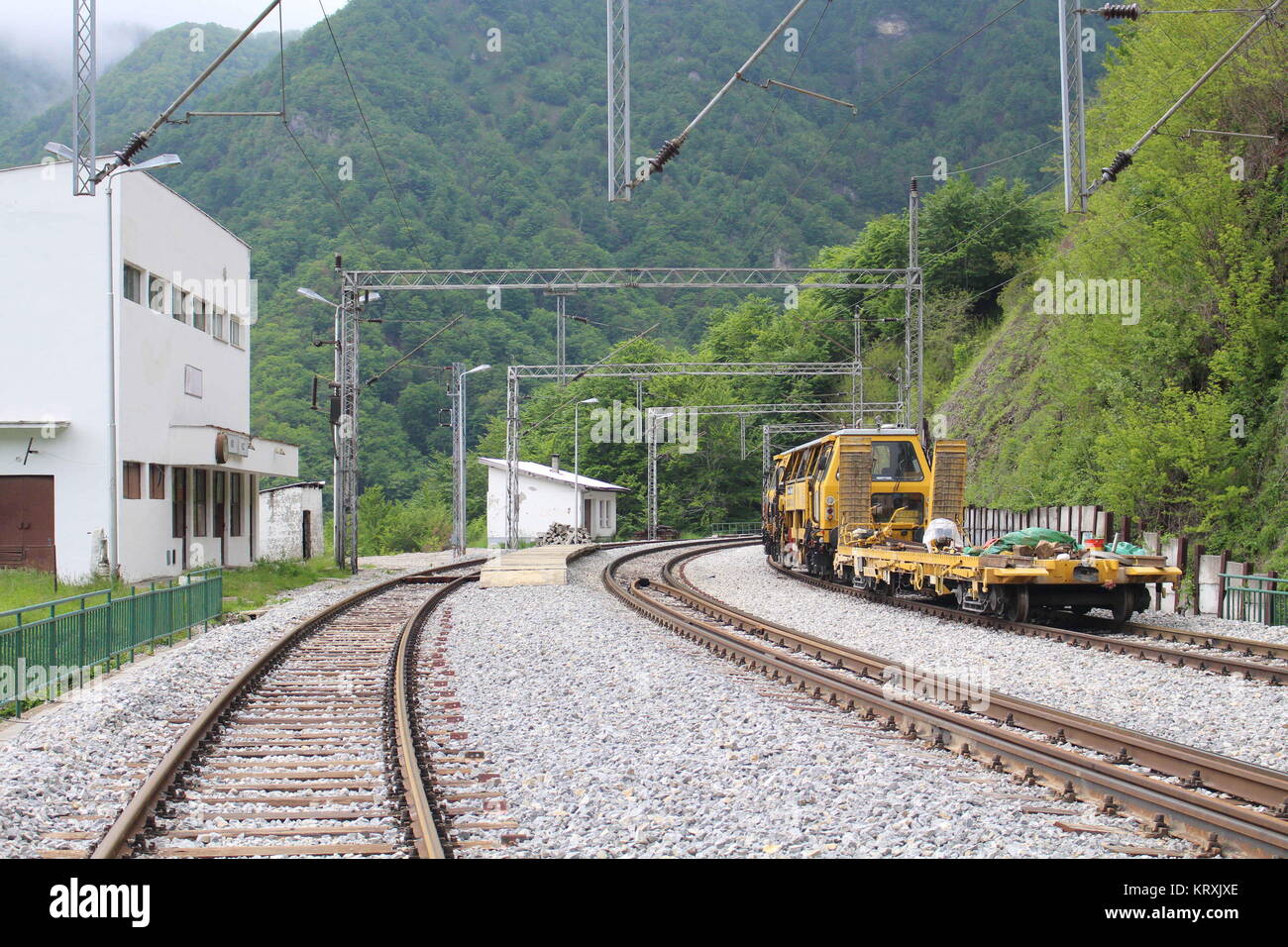 Podgorica. 26 Maggio, 2017. File foto prese il 26 Maggio 2017 mostra la stazione di Kos in Kolasin-Kos ferroviaria progetto di riabilitazione in Montenegro. La cerimonia di premiazione si è svolta qui a Dic. 21 in Podgorica, capitale del Montenegro per festeggiare il completamento della ferrovia Kolasin-Kos progetto di riabilitazione dalla Cina Costruzione ingegneria civile Corporation (CCECC). Credito: CCECC/Xinhua/Alamy Live News Foto Stock