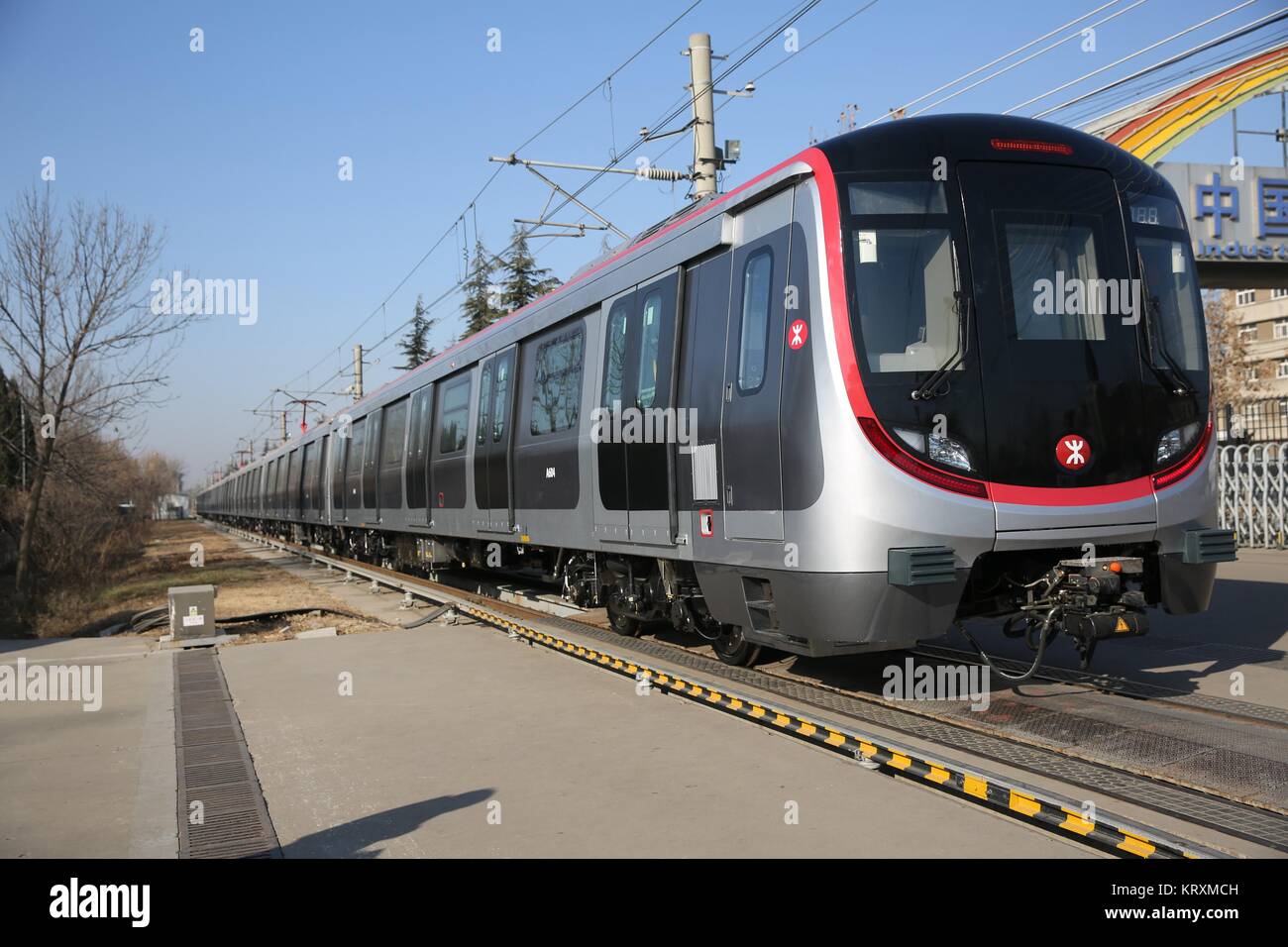 Qingdao, Cina Shandong. Xxi Dec, 2017. Un nuovo treno della metropolitana è visto a CRRC Qingdao Sifang Company a Qingdao, Cina orientale della provincia di Shandong, 21 dicembre 2017. Il treno della metropolitana, che possiedono i più alti standard internazionali per la sicurezza antincendio, è uscito dalla linea di assemblaggio a Qingdao giovedì. Il treno è stato sviluppato per le linee in centro a Hong Kong, Cina del sud. Credito: Zhang Jingang/Xinhua/Alamy Live News Foto Stock