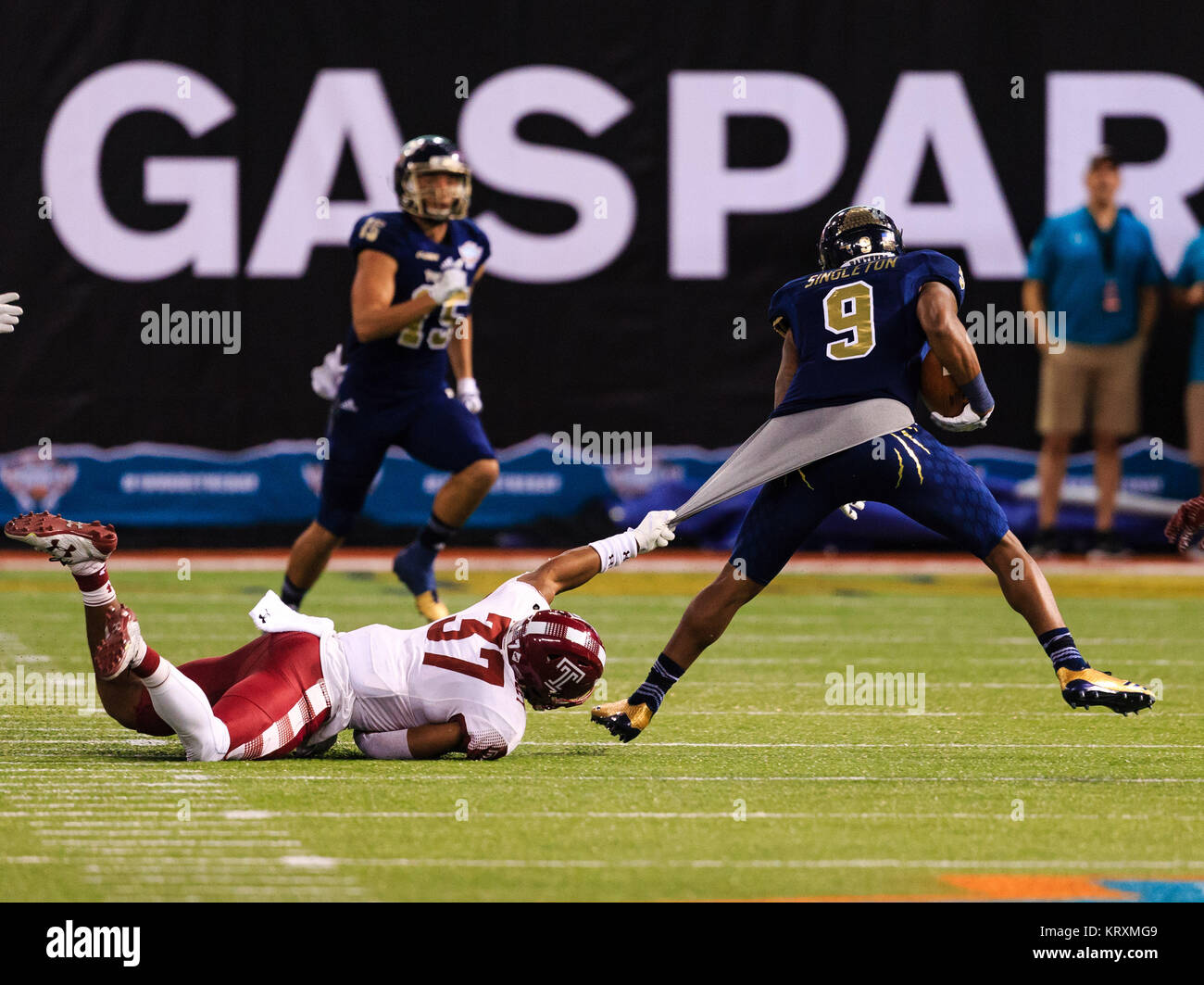 Dicembre 21, 2017 - Tempio di gufi linebacker Isaia Graham-Mobley (37) fa una maglietta di affrontare di coda sul FIU pantere wide receiver Bryce Singleton (9) sul kick off nel secondo trimestre durante il Bad Boys le falciatrici Gasparilla ciotola tra il Tempio di gufi e la FIU Panthers al Tropicana in Campo San Pietroburgo, Florida, Stati Uniti Del Mecum/CSM Foto Stock