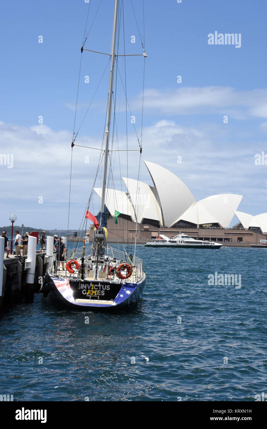 Il Porto di Sydney, Australia. 22 Dic, 2017. Clipper barche a raccogliere i loro kit nel Sydney Harbour 22-12-17 Credito: Michael Crawford-Hick/Alamy Live News Foto Stock