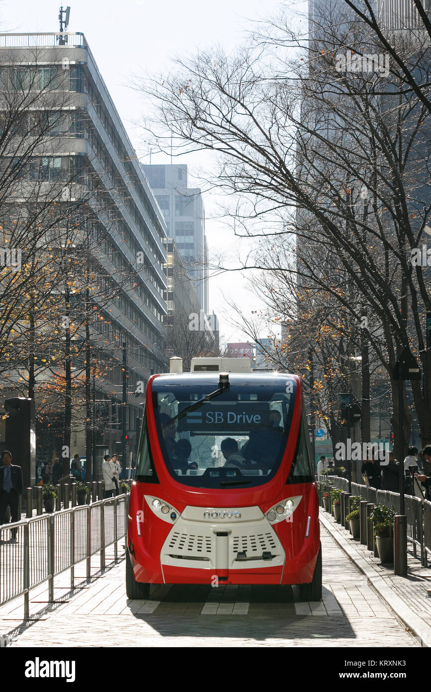 Tokyo, Giappone. 22 Dic, 2017. Un auto-motore elettrico di bus navetta Navya Arma è introdotto in un evento stampa su dicembre 22, 2017, Tokyo, Giappone. Il francese driverless veicolo elettrico (VE) sviluppato da Navya Technologies sas è in grado di trasportare fino a 15 passeggeri e raggiungere 45kmh. In Giappone il gigante telecom SoftBank della consociata SB Drive e Mitsubishi Estate Co., Ltd. ha collaborato sul veicolo e il governo giapponese è volto a promuovere le autonomie tecnologia di guida avanti del Tokyo Olimpiadi 2020. Credito: Rodrigo Reyes Marin/AFLO/Alamy Live News Foto Stock