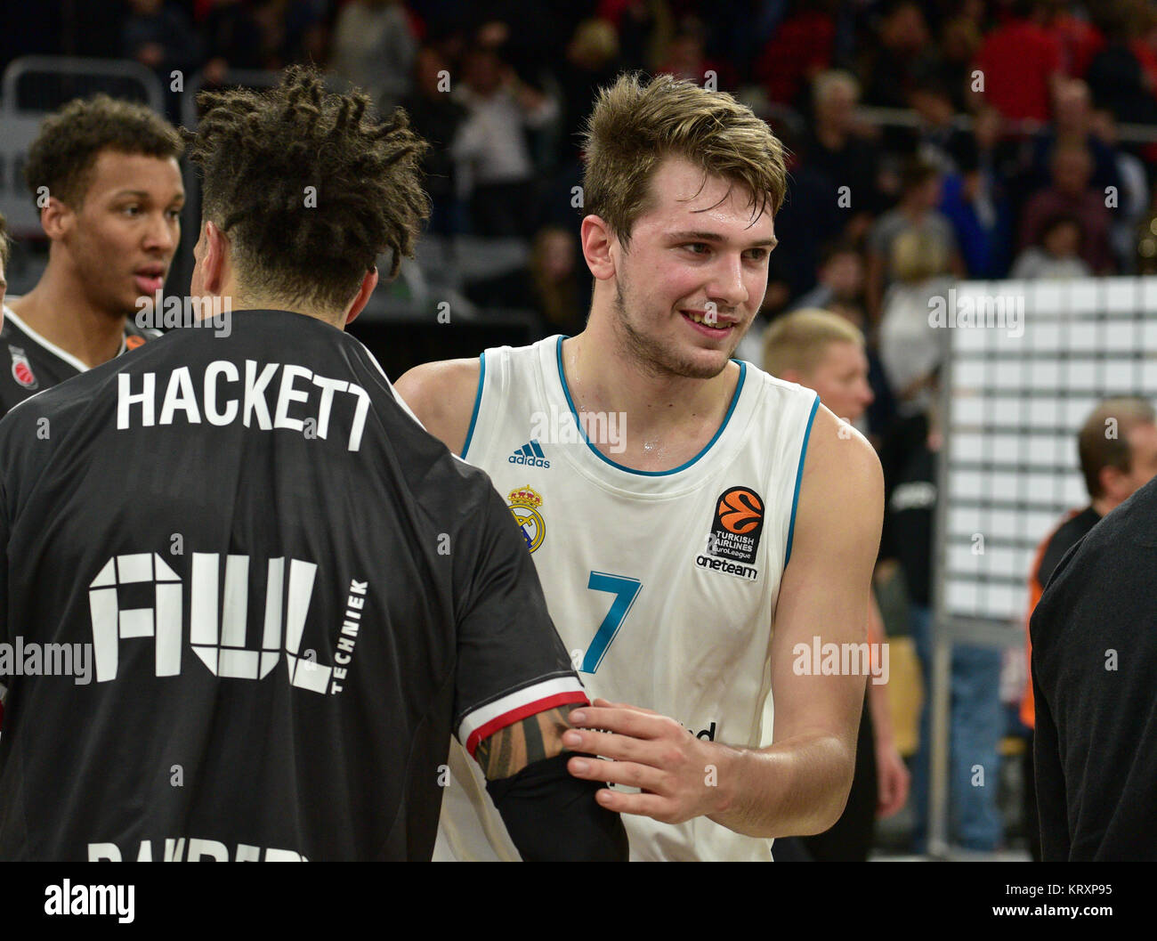 Bamberg, Germania. Xxi Dec, 2017. Basket: Eurolega, Brose Bamberg vs Real Madrid, girone principale, quattordicesimo giorno della partita a Brose Arena di Bamberg, Germania, 21 dicembre 2017. Del Real Madrid In Luka Doncic (R) dice addio a Bamberg è Daniel Hackett(L). Bamberg perso contro Madrid dal 66:81 Credito: Nicolas Armer/dpa/Alamy Live News Foto Stock