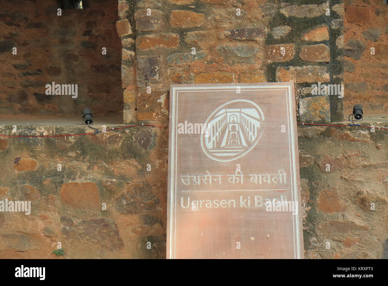 Ugrasen Ki Baoli signage in New Delhi in India. Ugrasen Ki Baoli è un passo storico ben protetti dalla Soprintendenza Archeologica per l'India. Foto Stock