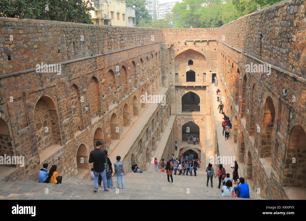 La gente visita Ugrasen Ki Baoli a Nuova Delhi in India. Ugrasen Ki Baoli è un passo storico ben protetti dalla Soprintendenza Archeologica per l'India. Foto Stock