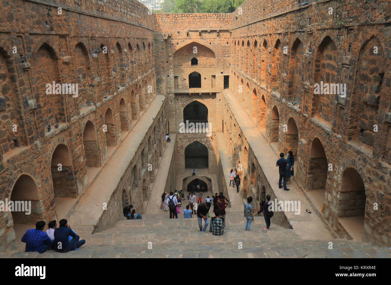 La gente visita Ugrasen Ki Baoli a Nuova Delhi in India. Ugrasen Ki Baoli è un passo storico ben protetti dalla Soprintendenza Archeologica per l'India. Foto Stock