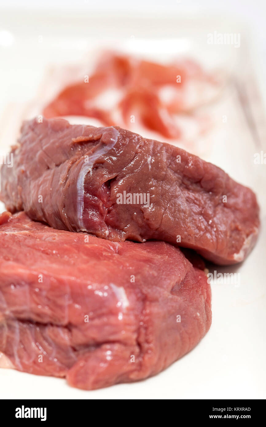 Il filet mignon preparazione : materie medaglioni di filetto di manzo e di pancetta di maiale Foto Stock