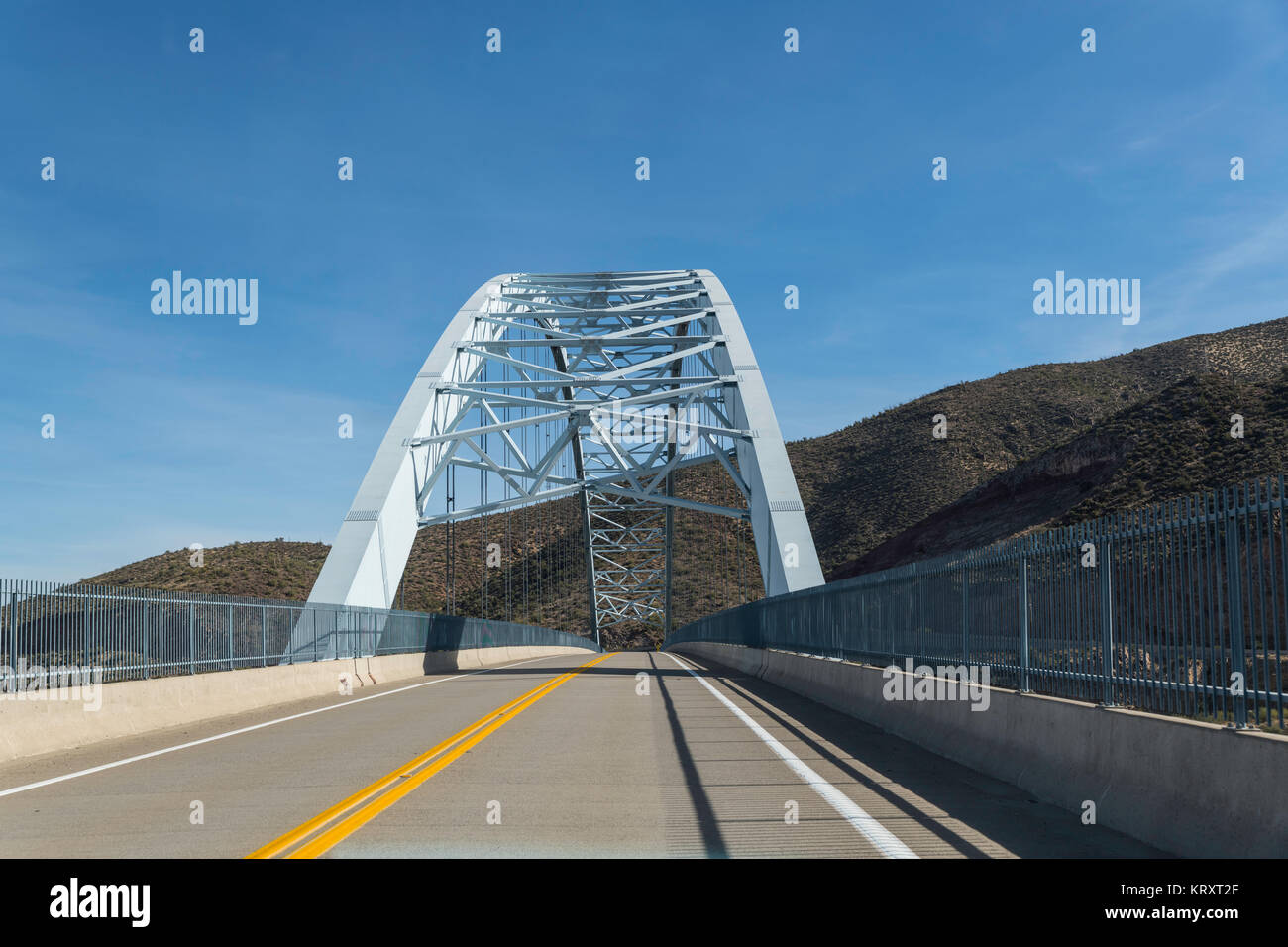 A guidare oltre il ponte di Roosevelt sulla route 188 in Arizona vicino all'ingresso est per il sentiero di Apache Foto Stock