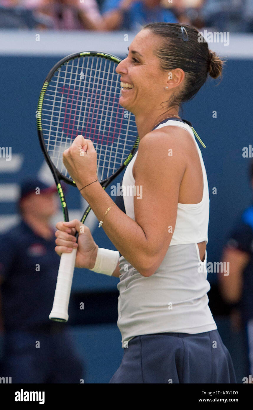 NEW YORK, NY - 12 settembre: Flavia PENNETTA di Italia sconfitte Roberta Vinci di Italia durante il loro singolare femminile partita finale del giorno tredici del 2015 US Open al USTA Billie Jean King National Tennis Center il 12 settembre 2015 nel quartiere di lavaggio del Queens borough di New York City. Persone: Flavia PENNETTA Foto Stock