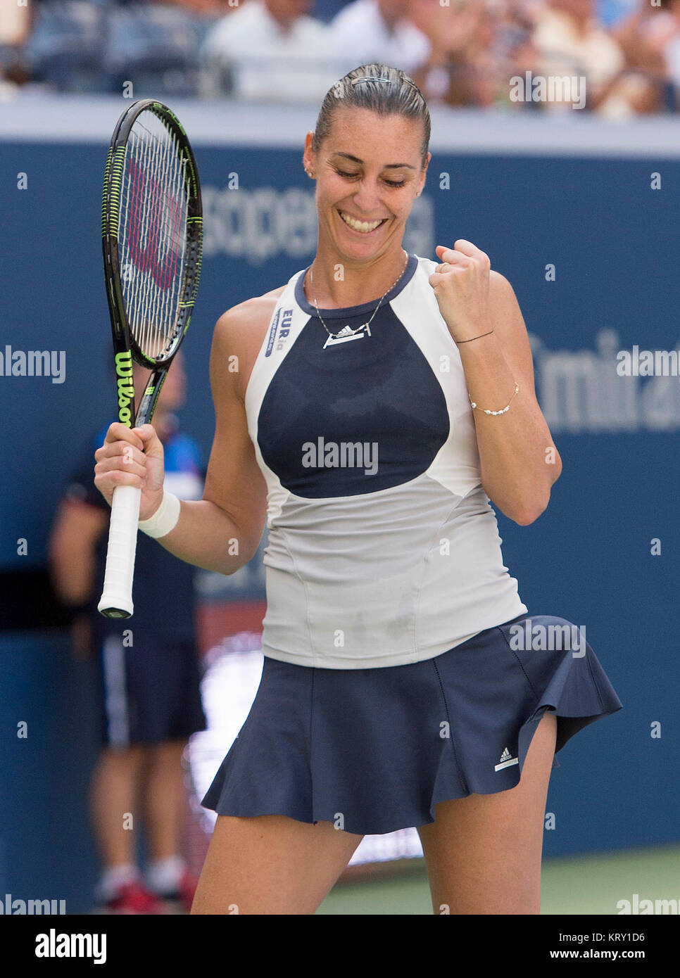 NEW YORK, NY - 12 settembre: Flavia PENNETTA di Italia sconfitte Roberta Vinci di Italia durante il loro singolare femminile partita finale del giorno tredici del 2015 US Open al USTA Billie Jean King National Tennis Center il 12 settembre 2015 nel quartiere di lavaggio del Queens borough di New York City. Persone: Flavia PENNETTA Foto Stock