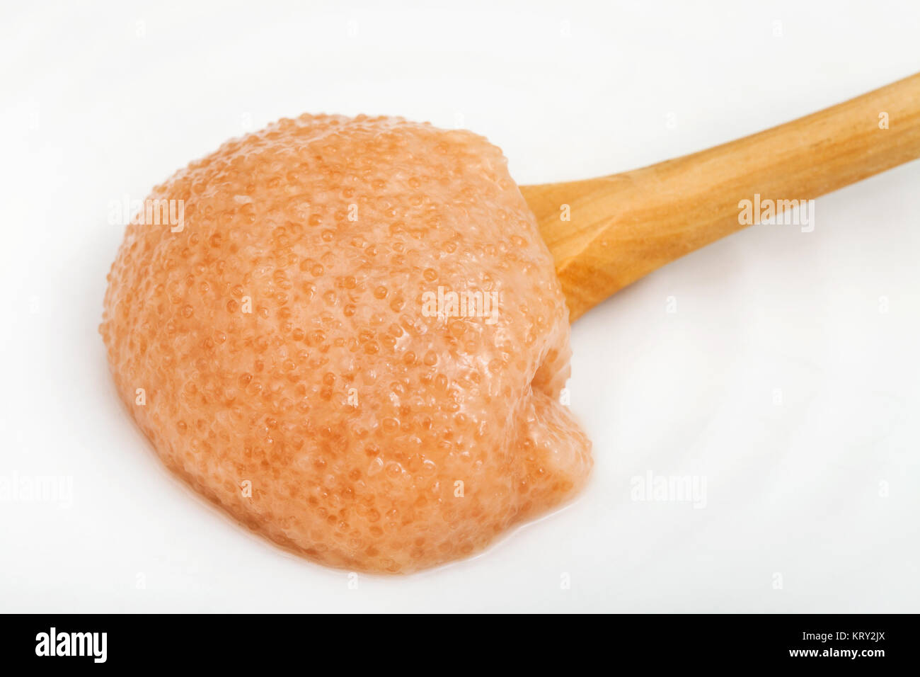 Il caviale salato di pesce persico nel cucchiaio di legno Foto Stock