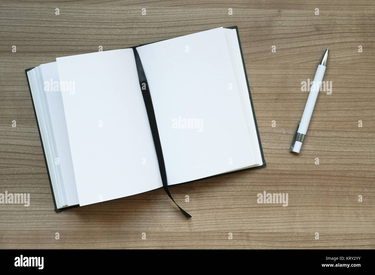 Notebook e penna sulla scrivania Foto Stock