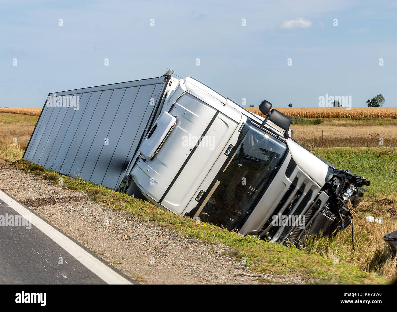 Il grande camion giace in un fosso laterale dopo l'incidente stradale. Foto Stock
