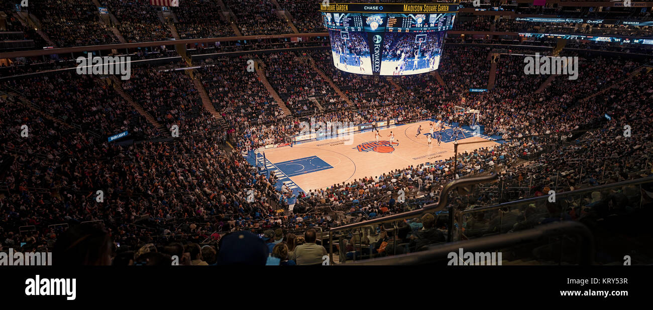 Gioco di basket a Madison Square Garden Foto stock - Alamy