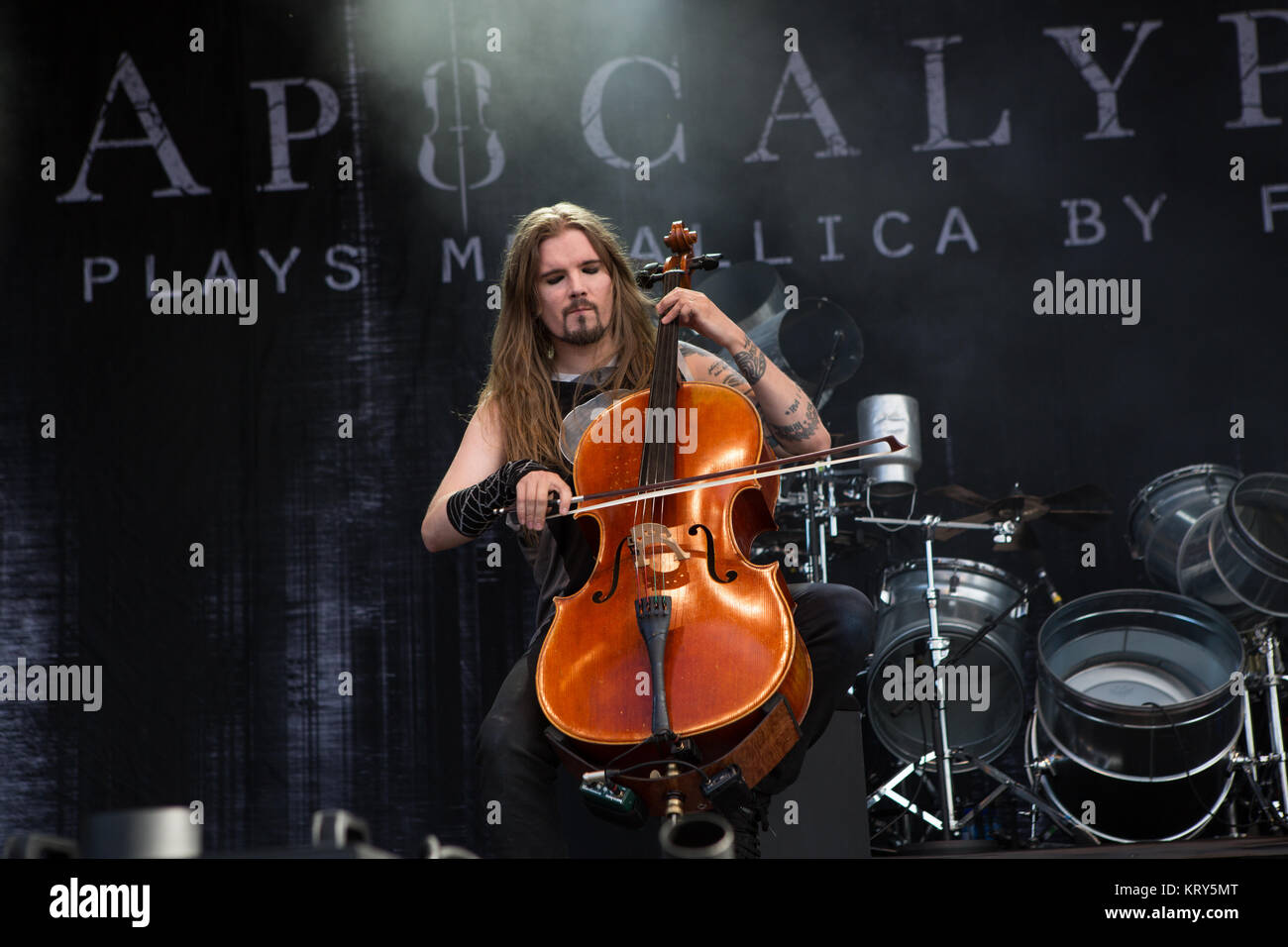 Norvegia, Tonsberg - Luglio 12, 2017. Il finlandese violoncello metal band Apocalyptica esegue un concerto live druing la musica norvegese Slottsfjell Festival Festival 2017. Qui il violoncellista e musicista Perttu Kivilaakso è visto dal vivo sul palco. Foto Stock