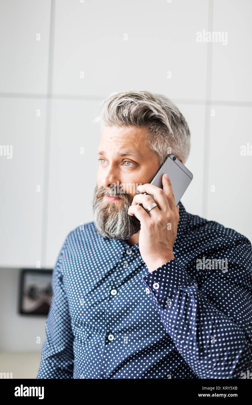 Un Uomo in camicia pezzata a parlare su un telefono cellulare Foto stock -  Alamy