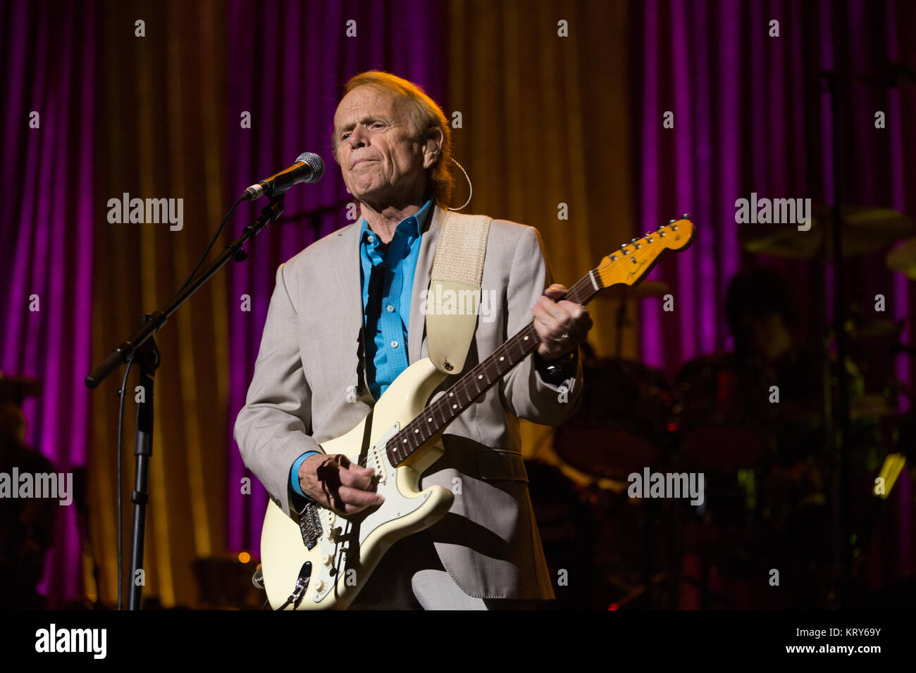 Il musicista americano, il cantante e compositore Al Jardien esegue un concerto dal vivo con Brian Wilson a Oslo Spektrum. Norvegia, 06/11 2016. Foto Stock