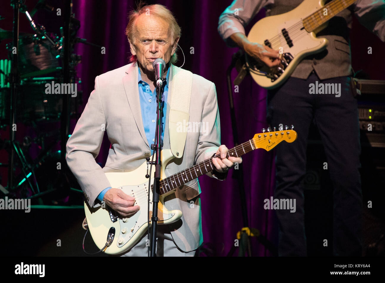 Il musicista americano, il cantante e compositore Al Jardien esegue un concerto dal vivo con Brian Wilson a Oslo Spektrum. Norvegia, 06/11 2016. Foto Stock