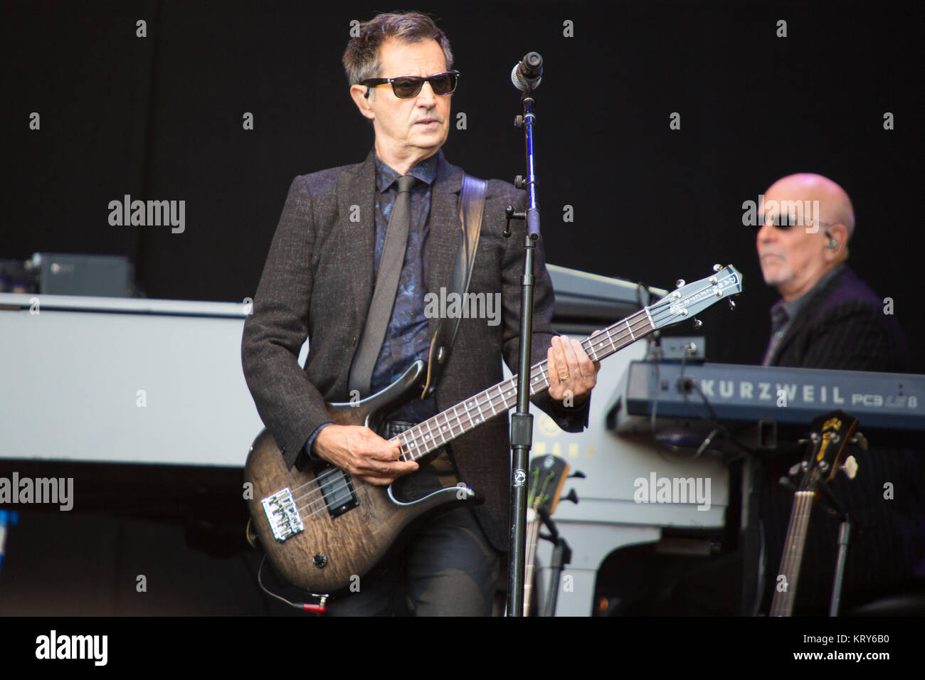 Il cantante americana, compositore e musicista Bruce Springsteen esegue un concerto dal vivo con la sua band la E Street Band al Frognerparken di Oslo. Qui bass player Garry Tallent di la E Street Band è visto dal vivo sul palco. Norvegia, 28/07 2016. Foto Stock