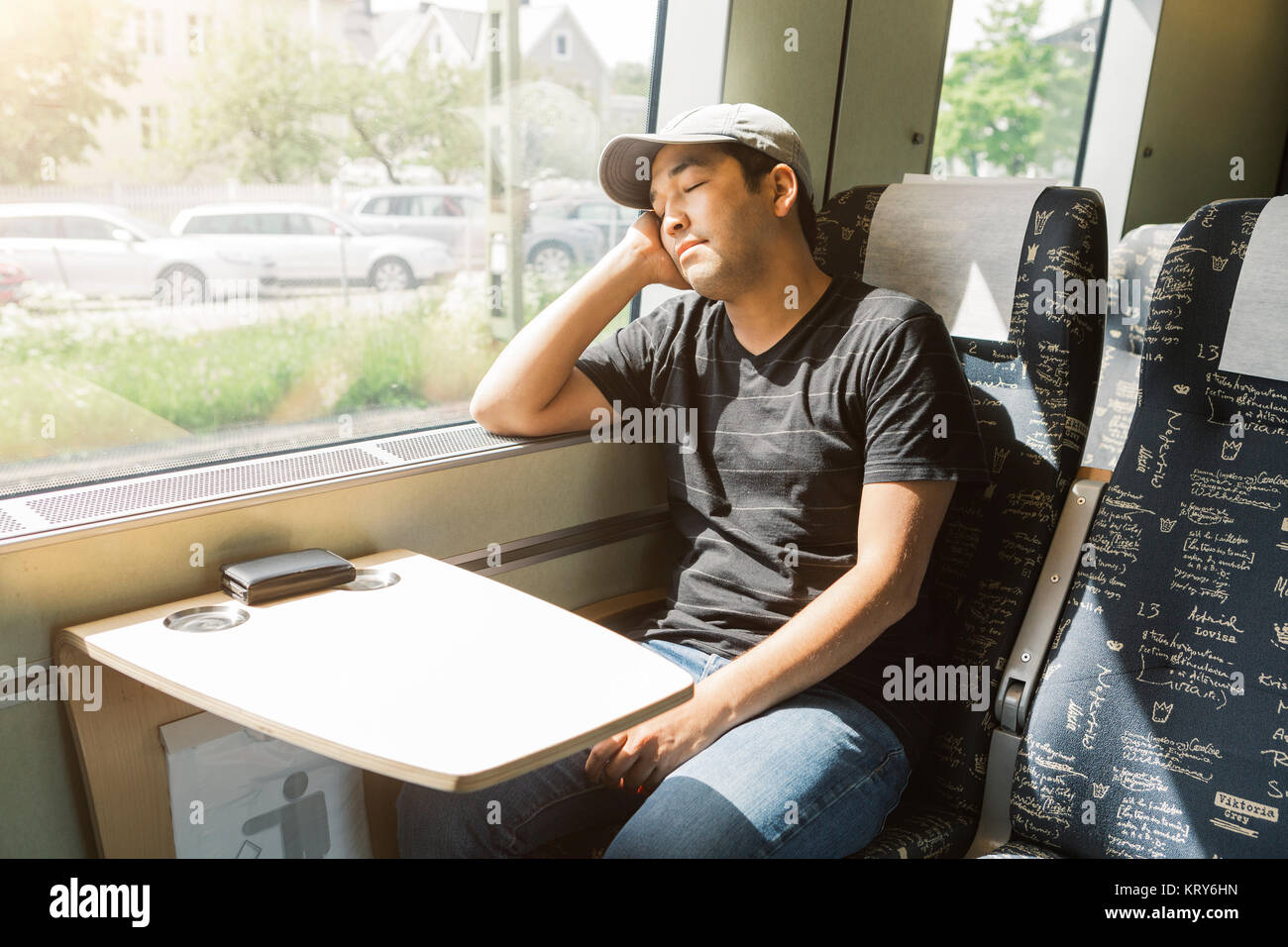 Uomo dorme sul treno Foto Stock