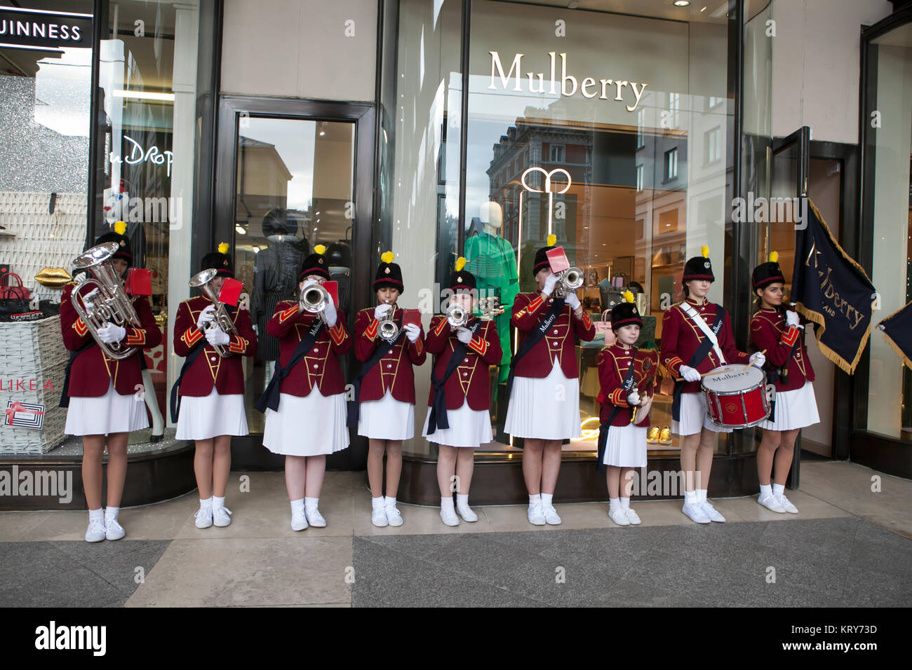 Londra, Regno Unito. 16 dicembre 2017 un gruppo di ragazze cantare i canti natalizi intorno a Covent Garden Foto Stock