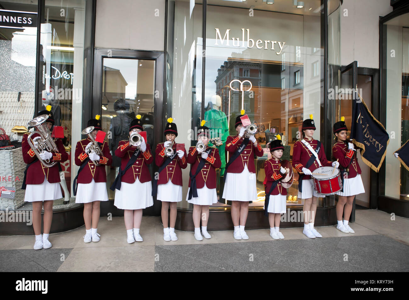 Londra, Regno Unito. 16 dicembre 2017 un gruppo di ragazze cantare i canti natalizi intorno a Covent Garden Foto Stock