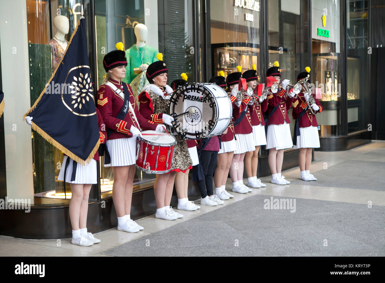 Londra, Regno Unito. 16 dicembre 2017 un gruppo di ragazze cantare i canti natalizi intorno a Covent Garden Foto Stock