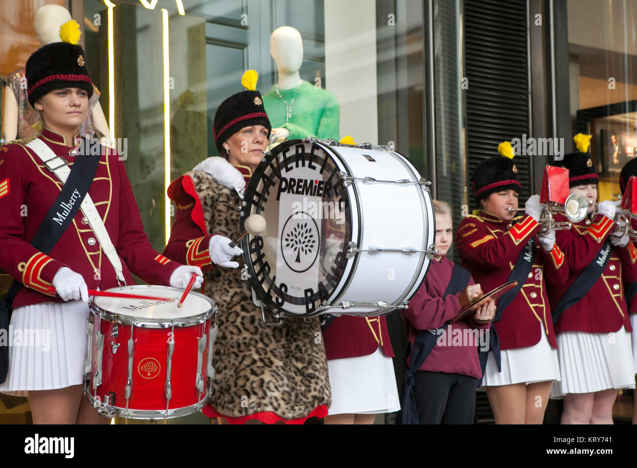 Londra, Regno Unito. 16 dicembre 2017 un gruppo di ragazze cantare i canti natalizi intorno a Covent Garden Foto Stock