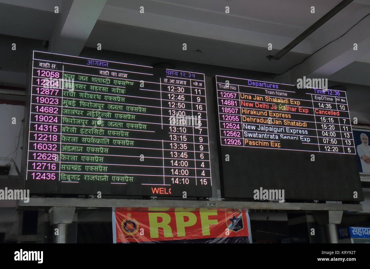 Orari treni visualizza informazioni per la partenza a Nuova Delhi stazione ferroviaria di New Delhi India Foto Stock