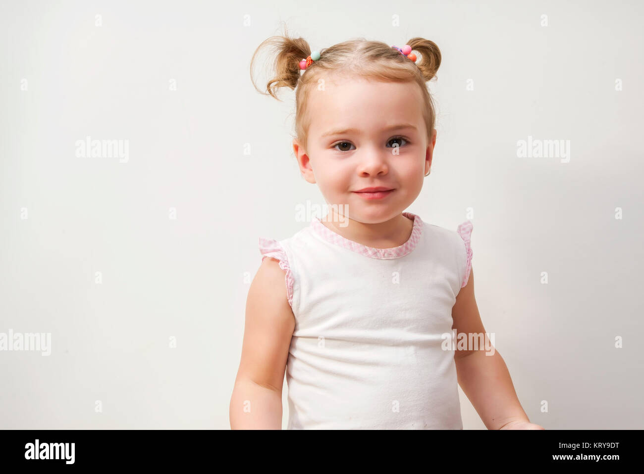 Poco adorabile bambina ridere isolati su sfondo bianco Foto Stock