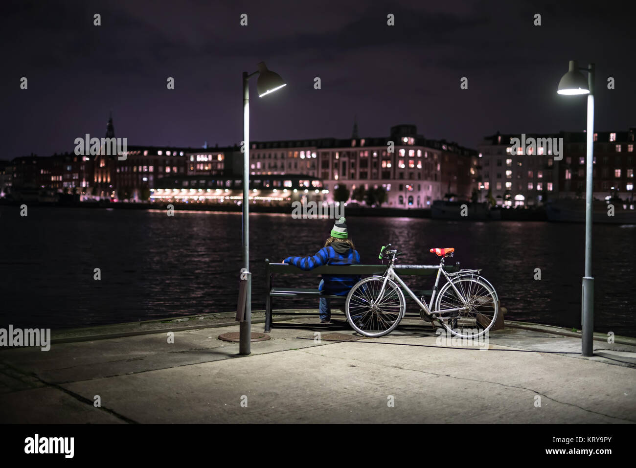 Notte cityscape di Copenhagen, nel terrapieno Foto Stock