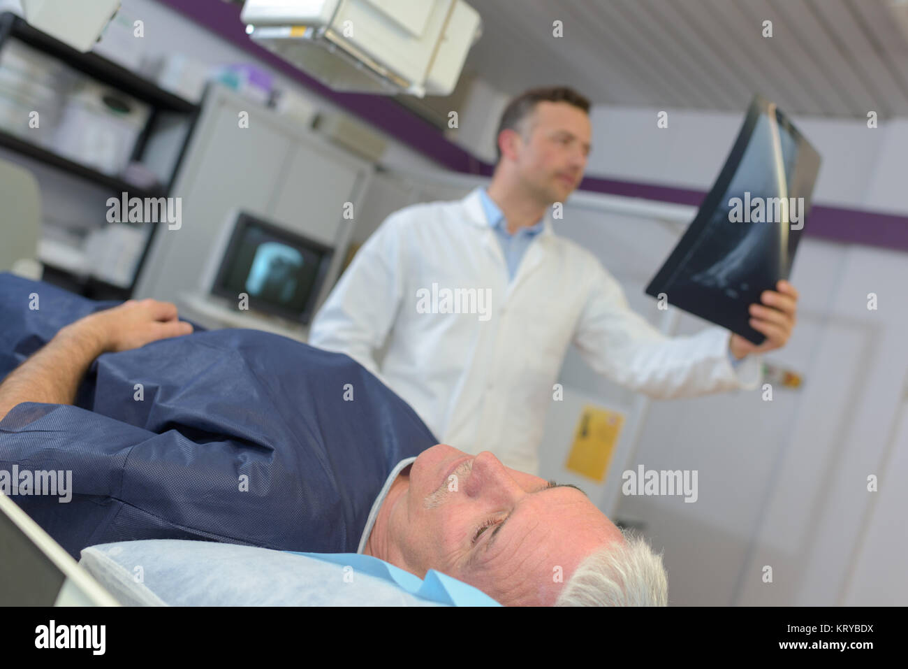 Il controllo medico dei raggi x di un senior paziente in ospedale Foto Stock
