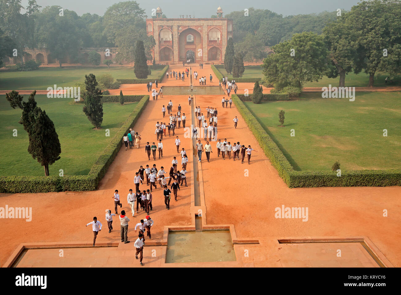 DELHI, India - 23 novembre 2015: Visitatori all'entrata del centro storico Humayuns tomb e giardino - un sito patrimonio mondiale dell'UNESCO Foto Stock