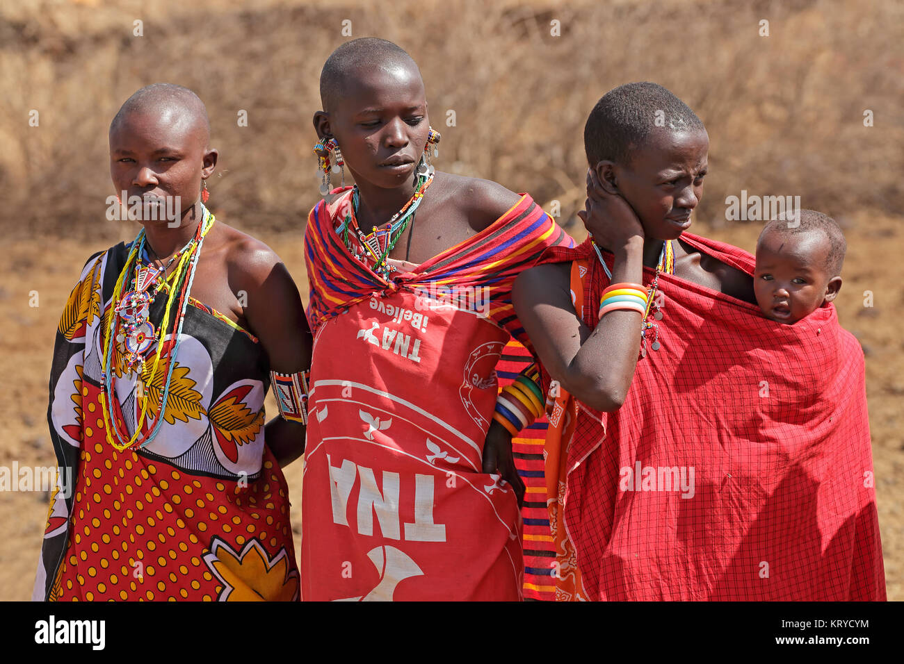AMBOSELI, KENYA - Agosto 31, 2013:Unidentified Masai donne e bambini con tradizionali decorazioni colorate e indumenti di colore rosso. Foto Stock