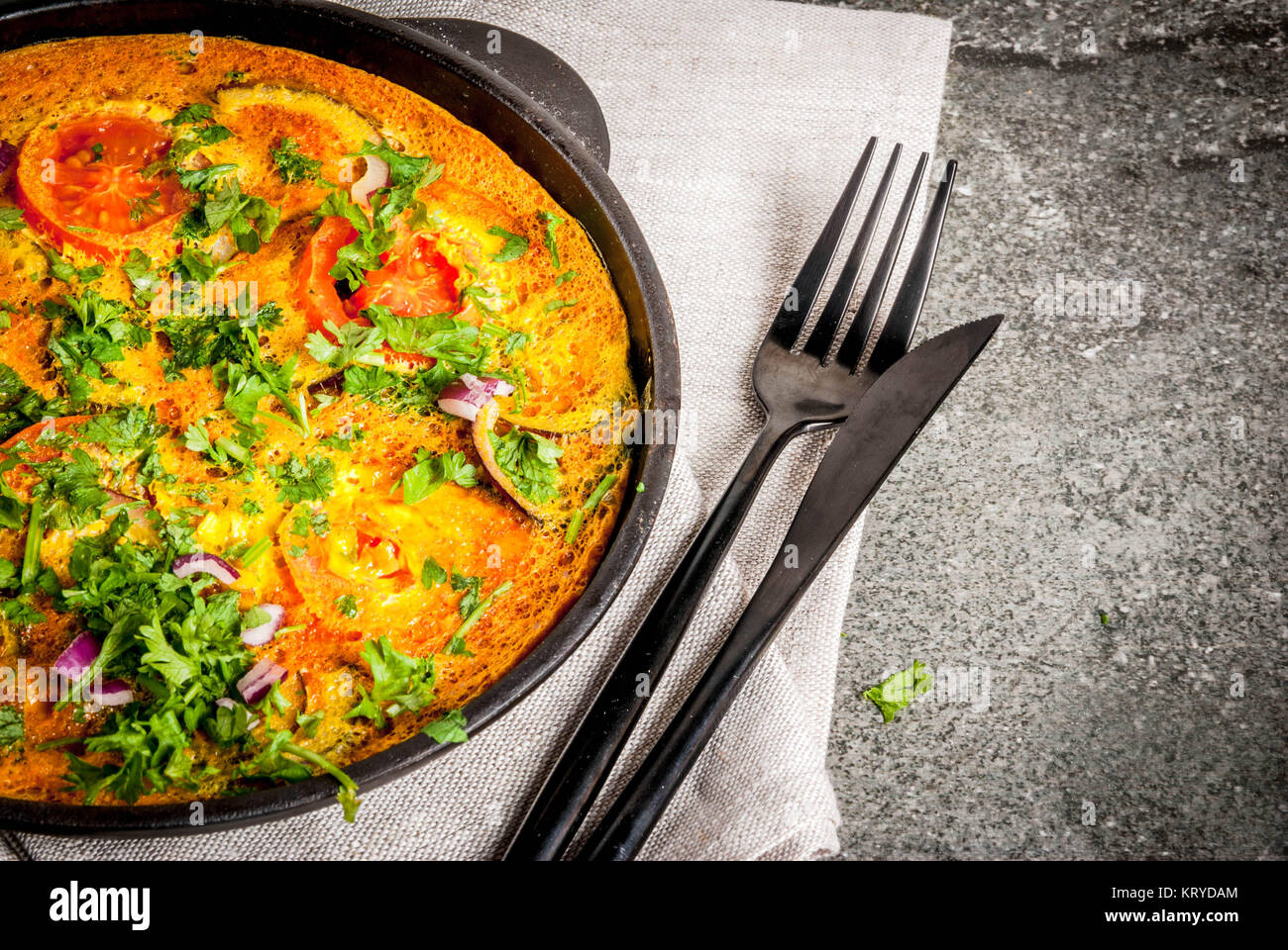 Il cibo indiano ricette, Masala frittata con verdure fresche - pomodoro, peperoncino, prezzemolo, pietra scura, sfondo spazio copia Foto Stock