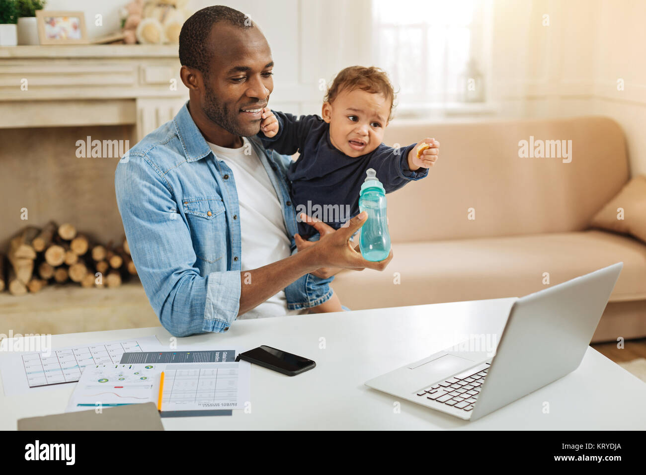 Il papà di cura prendersi cura del suo bambino Foto Stock