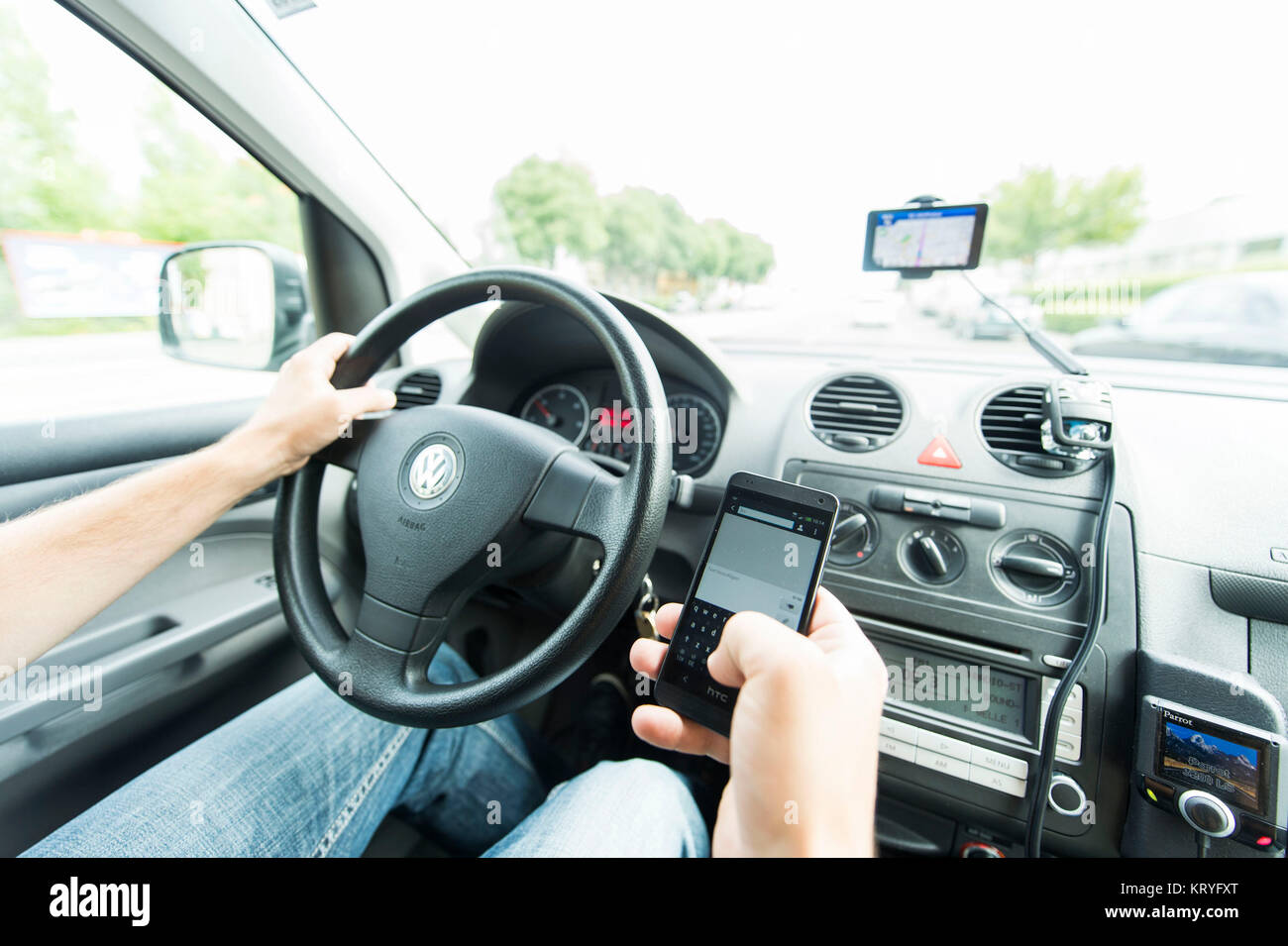 SMS schreiben während der Autofahrt - scrivere un SMS mentre è alla guida di un veicolo Foto Stock