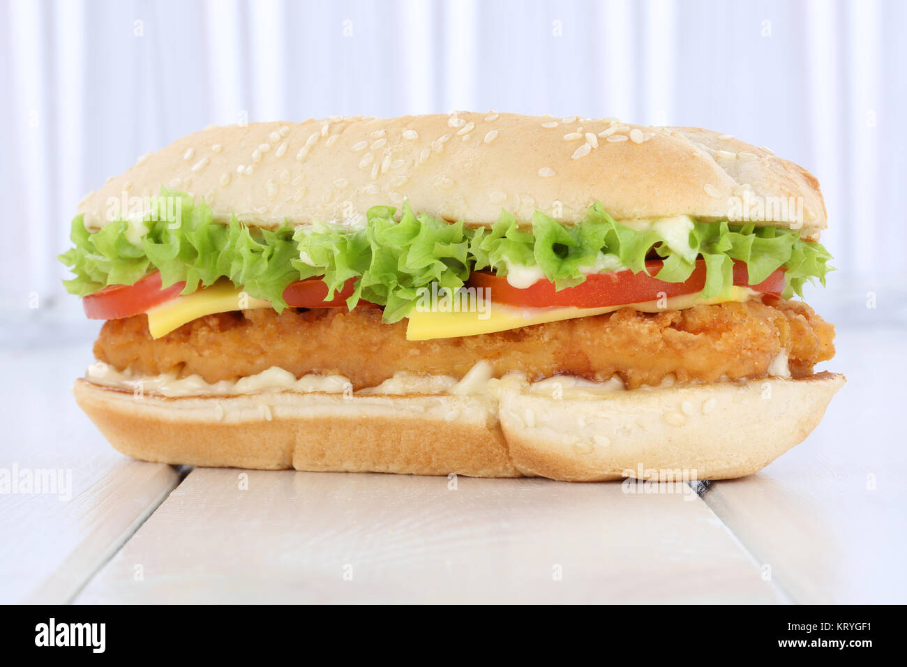 Chickenburger Hühnchen pollo Burger Hamburger frisch Käse Tomaten Salat Sauce Foto Stock