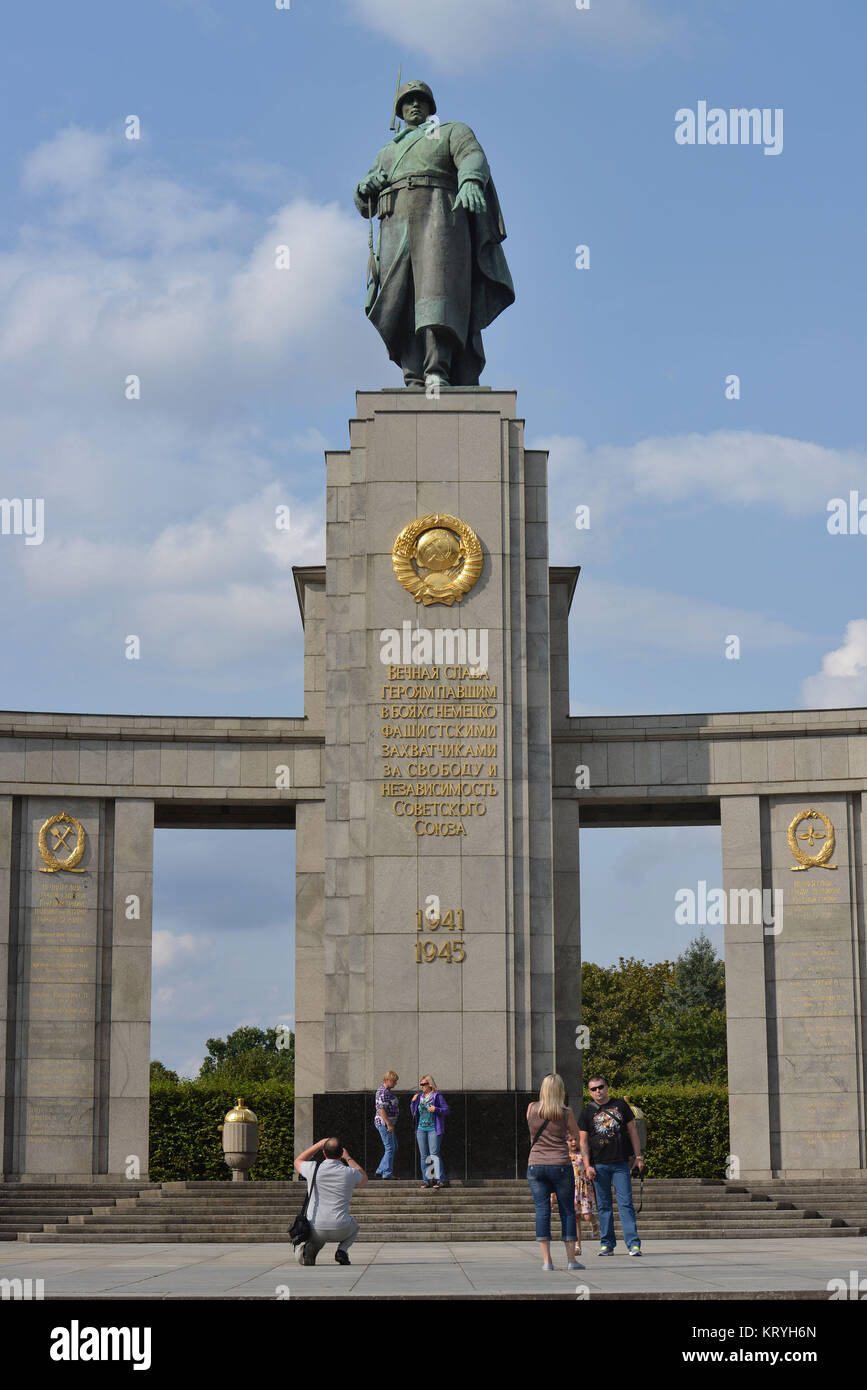 Monumento sovietico, strada del xvii di giugno, lo zoo di Berlino, Germania, Sowjetisches Ehrenmal, Strasse des 17. Juni, il Tiergarten, Deutschland Foto Stock