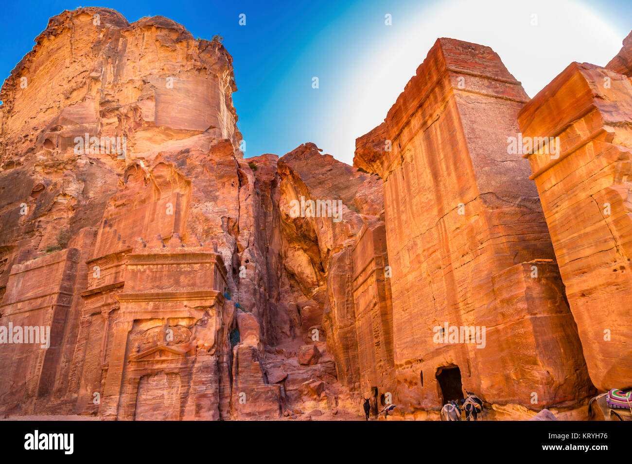 Giallo tombe di roccia mattina Street di facciate Petra Giordania Foto Stock