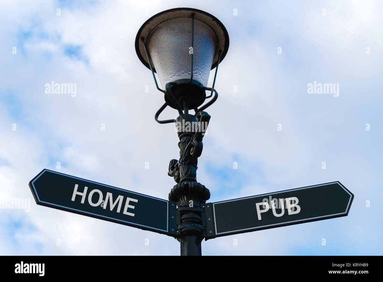 Home versus Pub segnaletica direzionale su guidepost Foto Stock