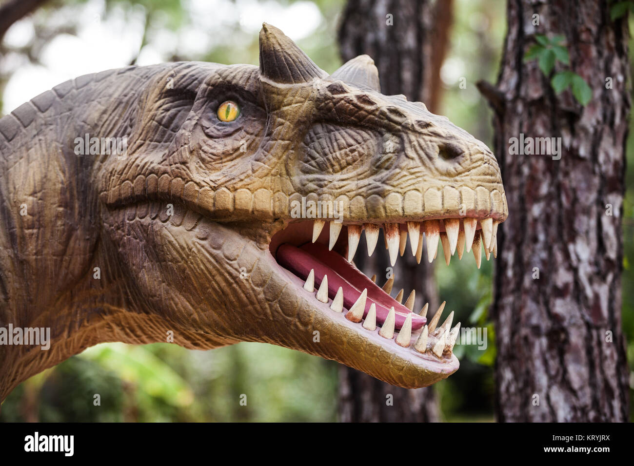 Tempi preistorici dinosauro a piedi la foresta che mostra la sua bocca toothy Foto Stock