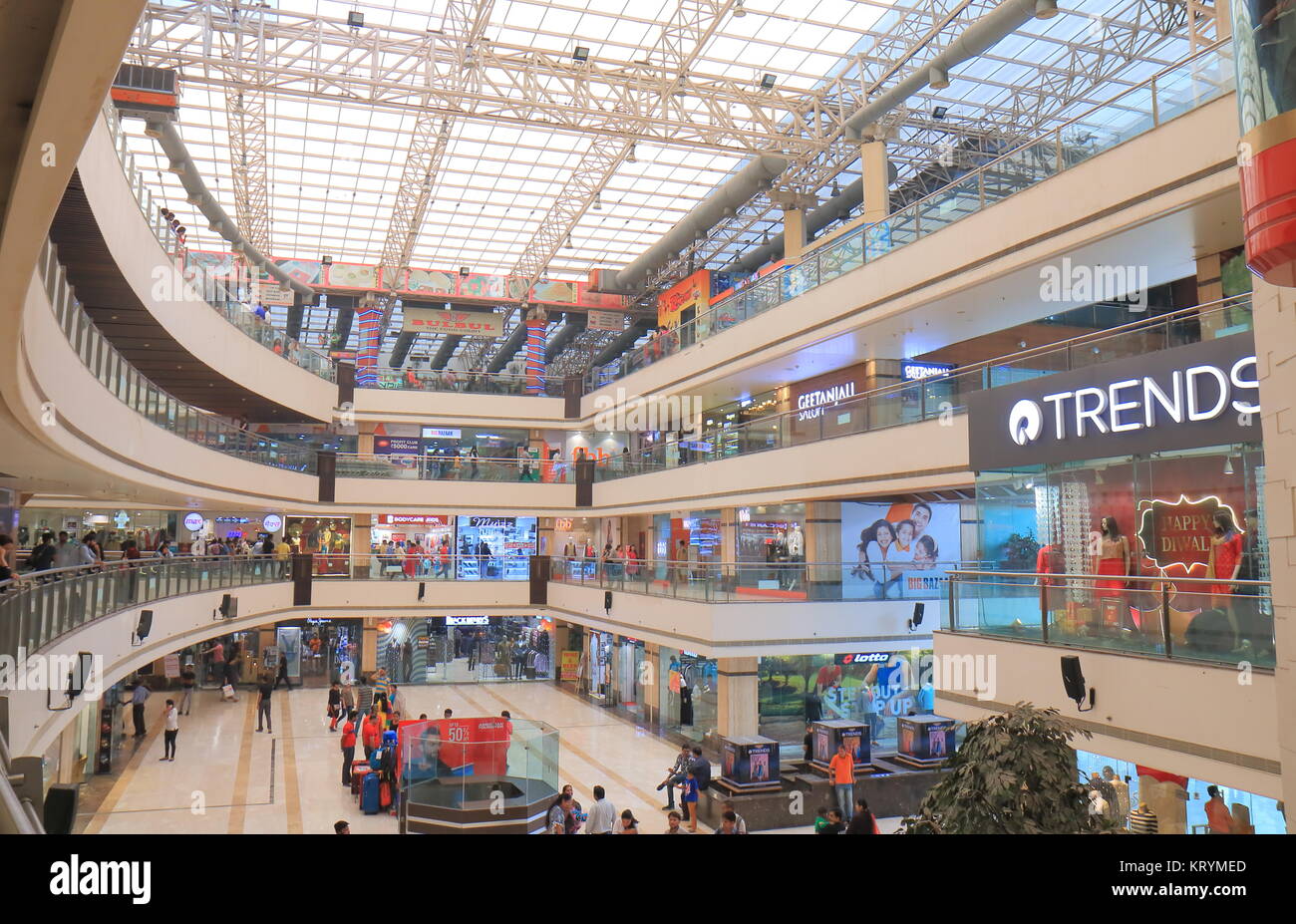 La gente visita V3S shopping mall a Nuova Delhi in India Foto Stock