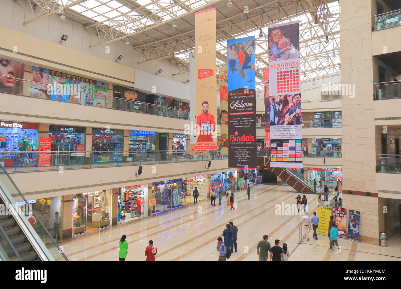 La gente visita V3S shopping mall a Nuova Delhi in India Foto Stock