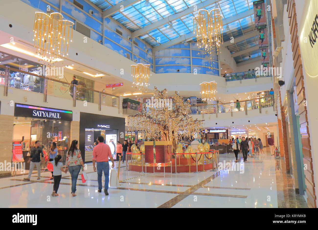 La gente visita DLF Place Shopping Mall a Nuova Delhi in India Foto Stock