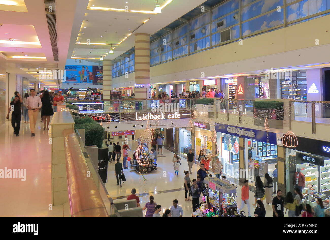 La gente visita Citywalk Shopping Mall a Nuova Delhi in India Foto Stock