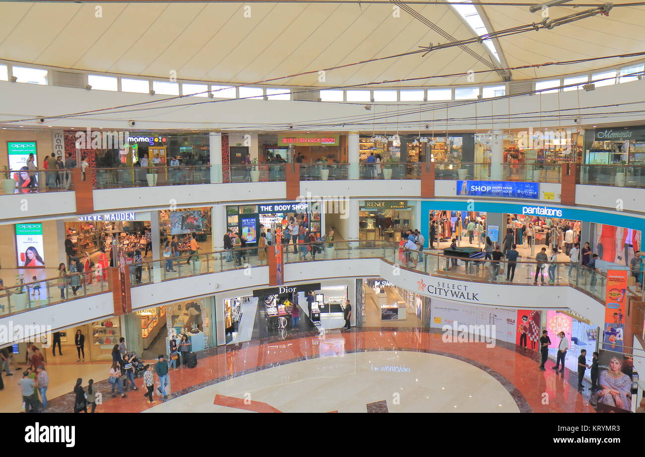 La gente visita Citywalk Shopping Mall a Nuova Delhi in India Foto Stock