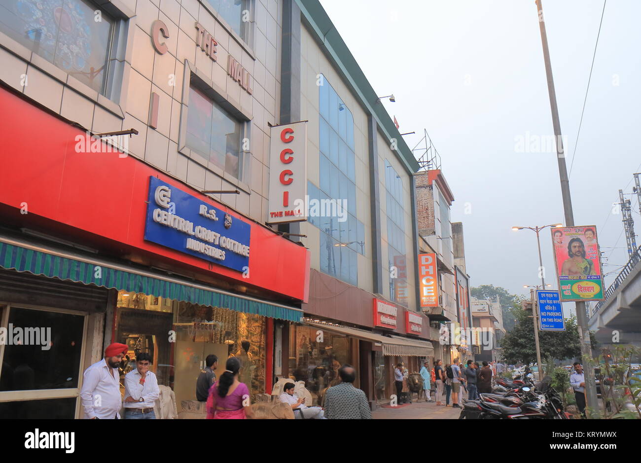 La gente visita il Mall shopping mall a Nuova Delhi in India Foto Stock