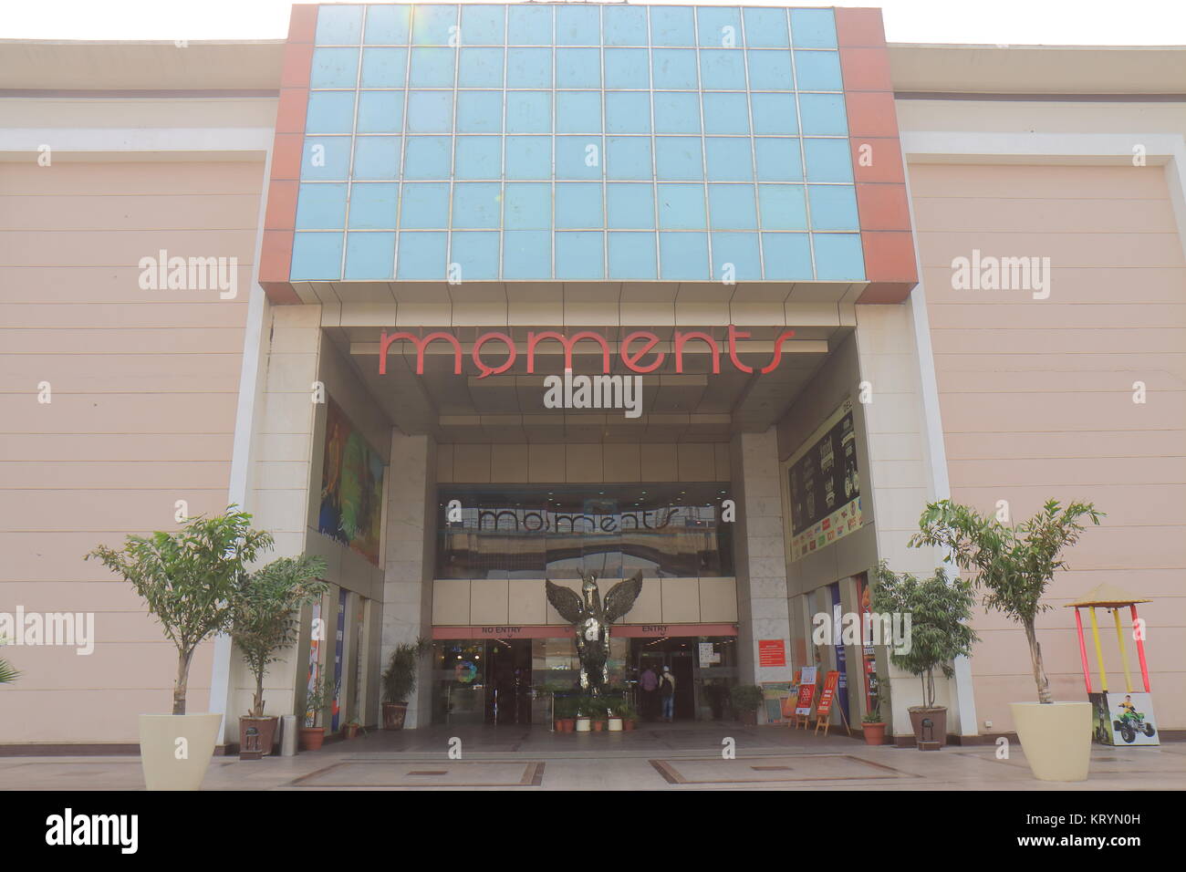 La gente visita momenti shopping mall a Nuova Delhi in India Foto Stock